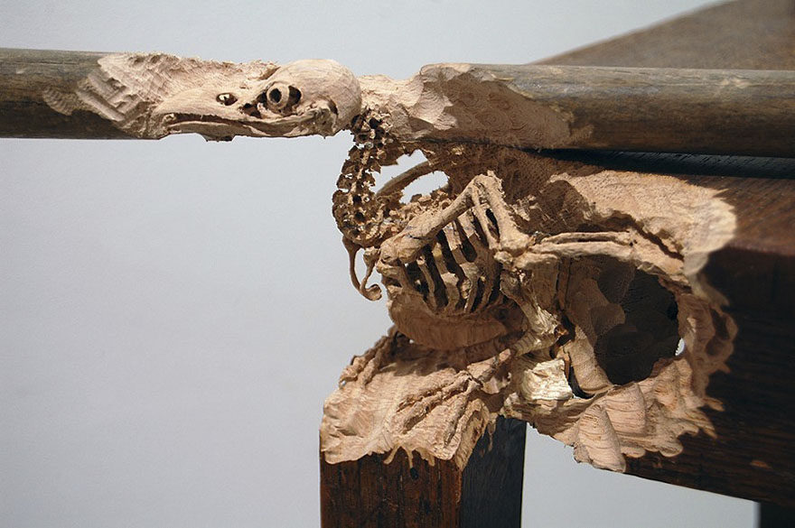 神人藝術家完成的木頭雕刻「就像只靠繩子在連結」，接著看下去大家都被他的超凡技術震撼住！