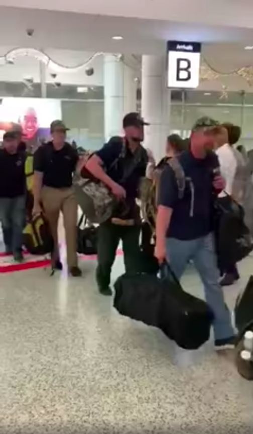 緊急支援大火！美國100名消防菁英赴澳　全機場夾道「掌聲歡迎」
