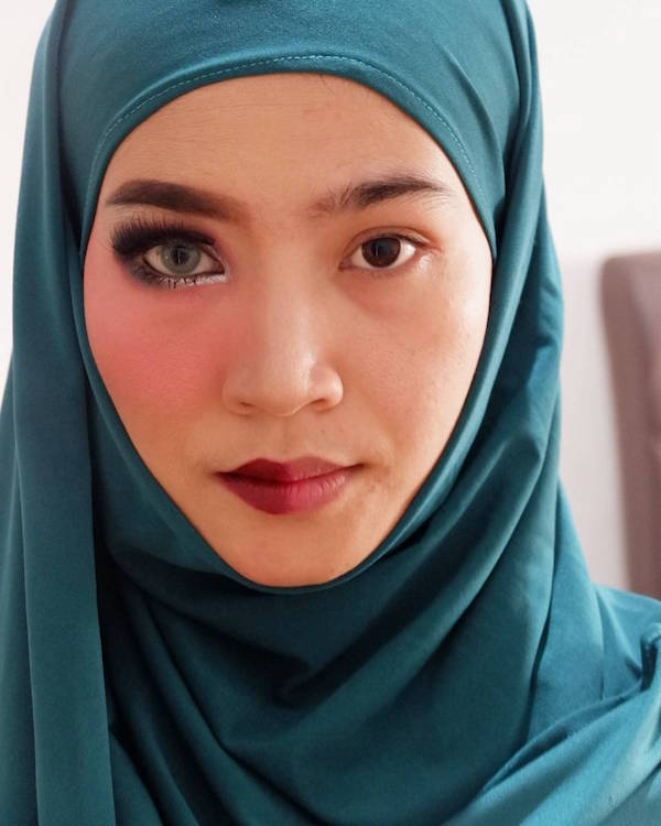國外IG大流行！女生貼出「半臉完妝照」問素顏還是化妝漂亮，最後一張會讓你看到震撼對比！