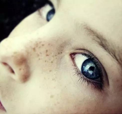 亞洲人也能有「藍眼睛」！醫學公司研發超狂新技術，20秒就能給你永久性的藍眼睛！