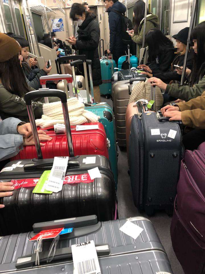 台灣遊客拿行李「霸佔日本電車通道」　電車長中文廣播「請讓道」…聽完竟一起裝睡偷笑