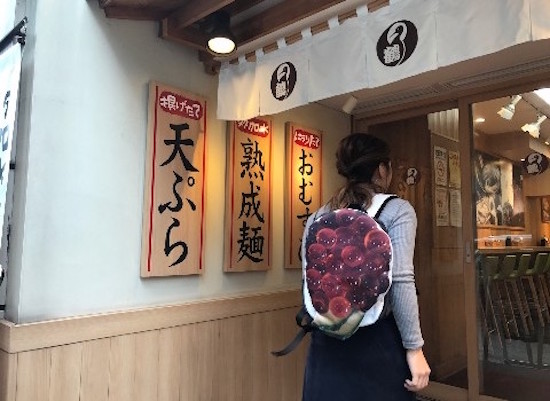日本「便當背包」太擬真讓人光看就餓，「配菜拿出來之後」更瞬間變超潮！