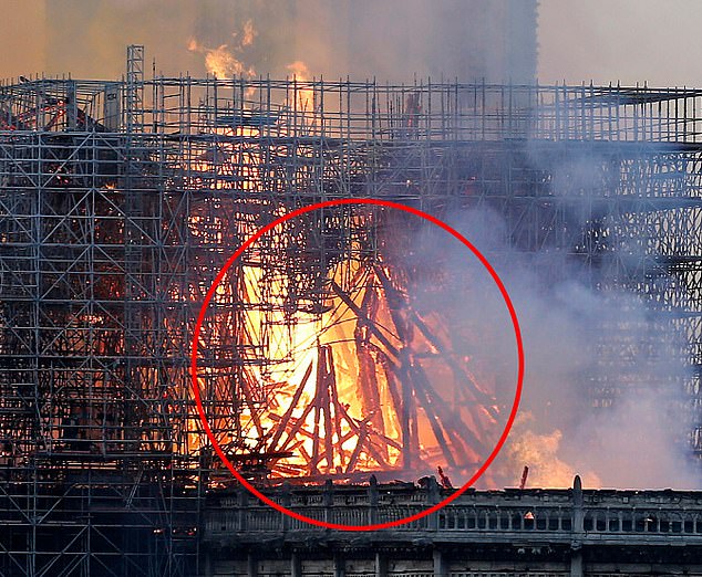 聖母院惡火中「耶穌顯靈」？　照片全網瘋傳：真的看見了