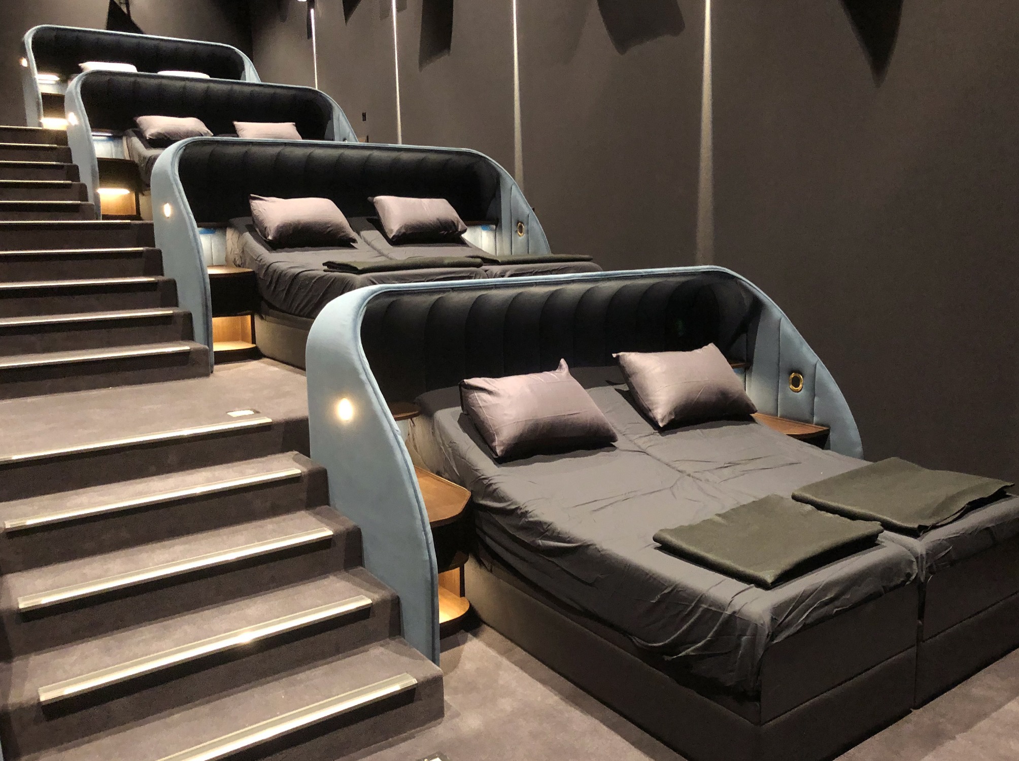 這會睏去吧？　瑞士超狂電影院「座位全換成雙人床」　躺著看「還附拖鞋」超舒服：好像在家耍廢一樣～