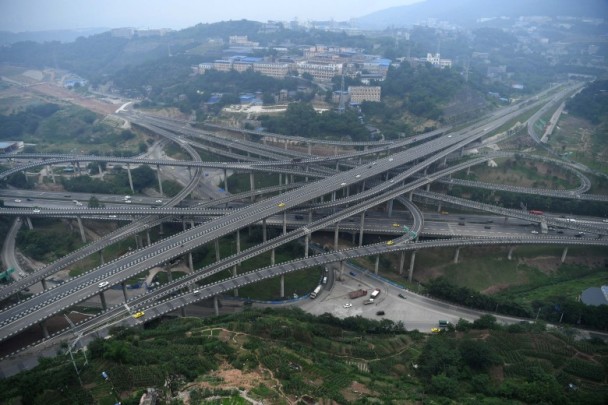 世界上最複雜的迷宮高架橋「就在中國重慶」，5層道路20個匝道的設計狂到衛星導航也錯亂！