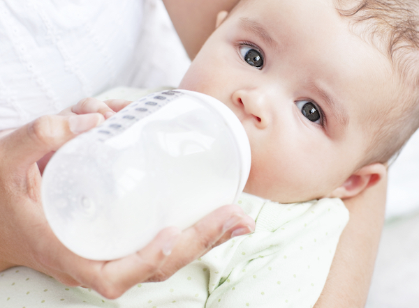 素食父母以「植物奶」連續餵嬰兒4個月，最後他「活活餓死」…檢察官控虐嬰要關18年！