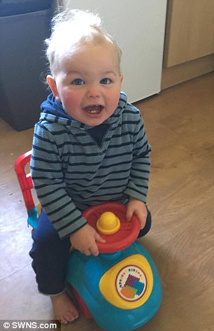 14個月大小男孩把自己鎖在車裡嚇壞媽媽，但消防員趕來後…他的反應讓大家都笑了！