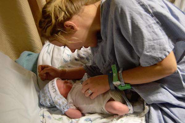 18歲小媽媽「生產2天」就送走兒子　最後告別讓網友忍不住同情噴淚