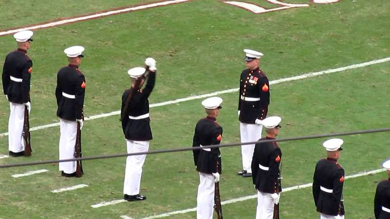 海軍陸戰隊在球賽中場「無聲表演」　一拍不落震撼全場觀眾