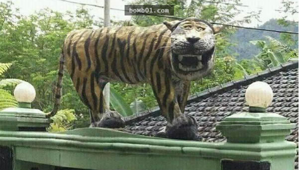 印尼軍方把門口擺設的「老虎吉祥物」拆掉，因為每個經過的人看到牠都會忍不住笑出來！
