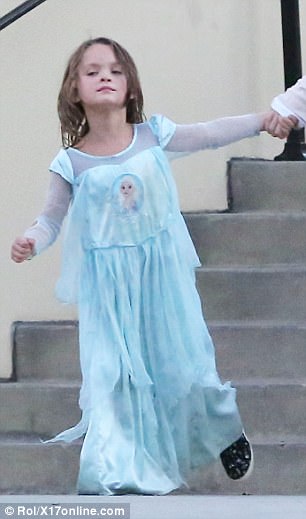 梅根福克斯5歲兒子穿「艾莎公主」洋裝逛街被酸民批評，她的回應證明她有養育孩子的智慧！
