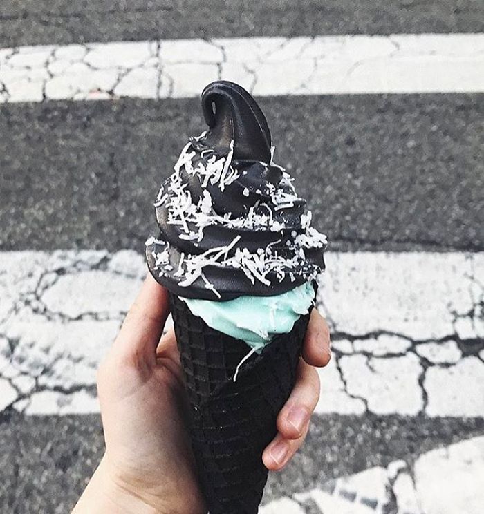 「全黑色冰淇淋」旋風已經開始要席捲全世界，現在每個潮人都拿著一支狂拍照打卡！