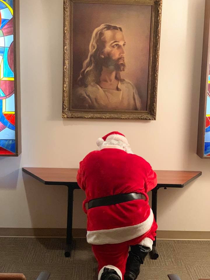 聖誕老人派完禮物「跪在醫院祈禱室」　求耶穌「讓孩子們康復」背影超感人