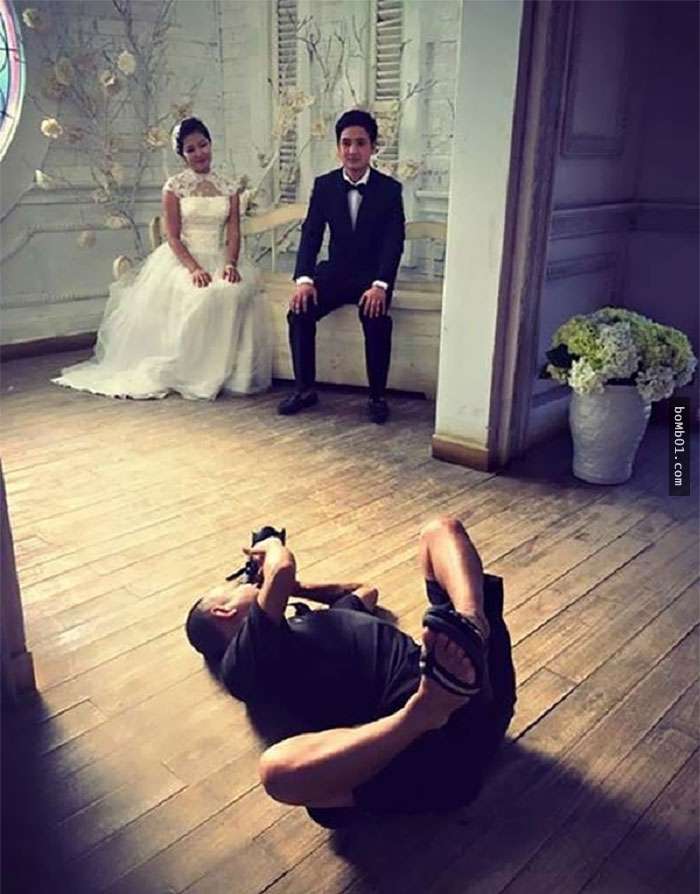 大家從這個角度看都覺得婚紗照很浪漫，但一看到左邊攝影師的「超猛姿勢」以後就算開價十萬也要給了！