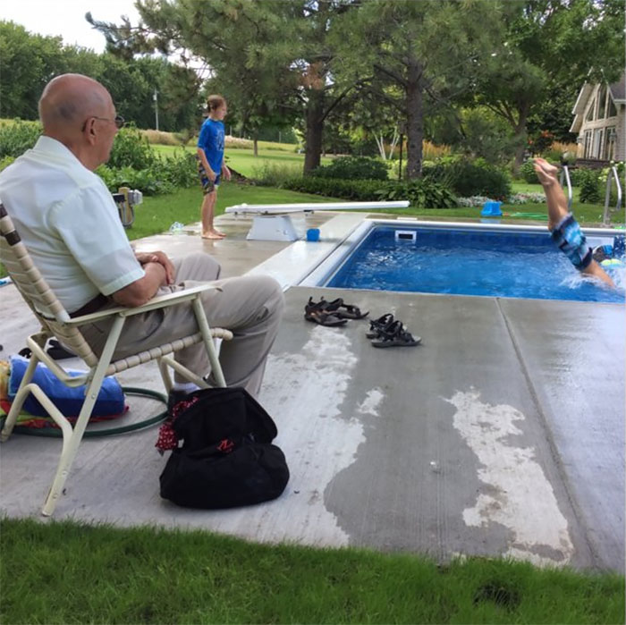 94歲退休法官在妻子過世後「忍受不了一個人的孤單」，於是他在後院蓋了泳池…現在家裡隨時都超熱鬧！