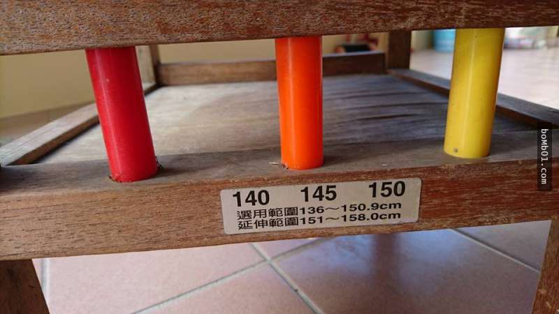 揭秘小學課桌椅「彩色邊柱」的不為人知作用，特別的設計我也是現在才知道啊！