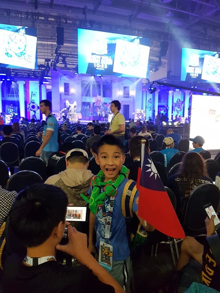 10歲男孩披國旗奪「寶可夢世界大賽獎杯」　台灣史上第一位奪冠玩家