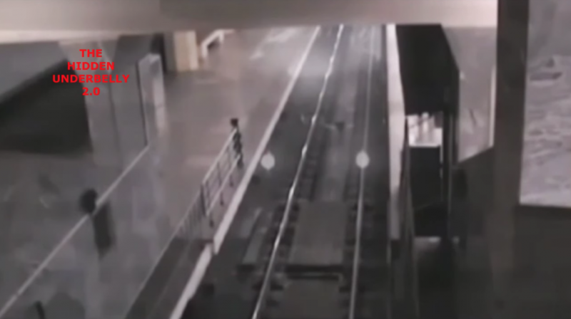 空月台突然開進一台半透明的「幽靈列車」　然後它還停下來「載客」了