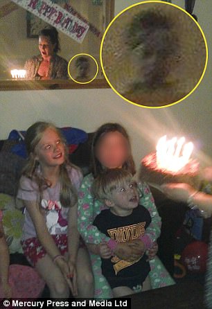 這個媽媽在女兒的生日照片裡「看到鬼」，而且住在她的家超過12年了！（照片令人不安）