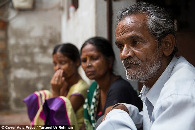 印度母女被丈夫潑酸後「失明破相」，但她們現在卻「回到兇手身邊」繼續同住了…
