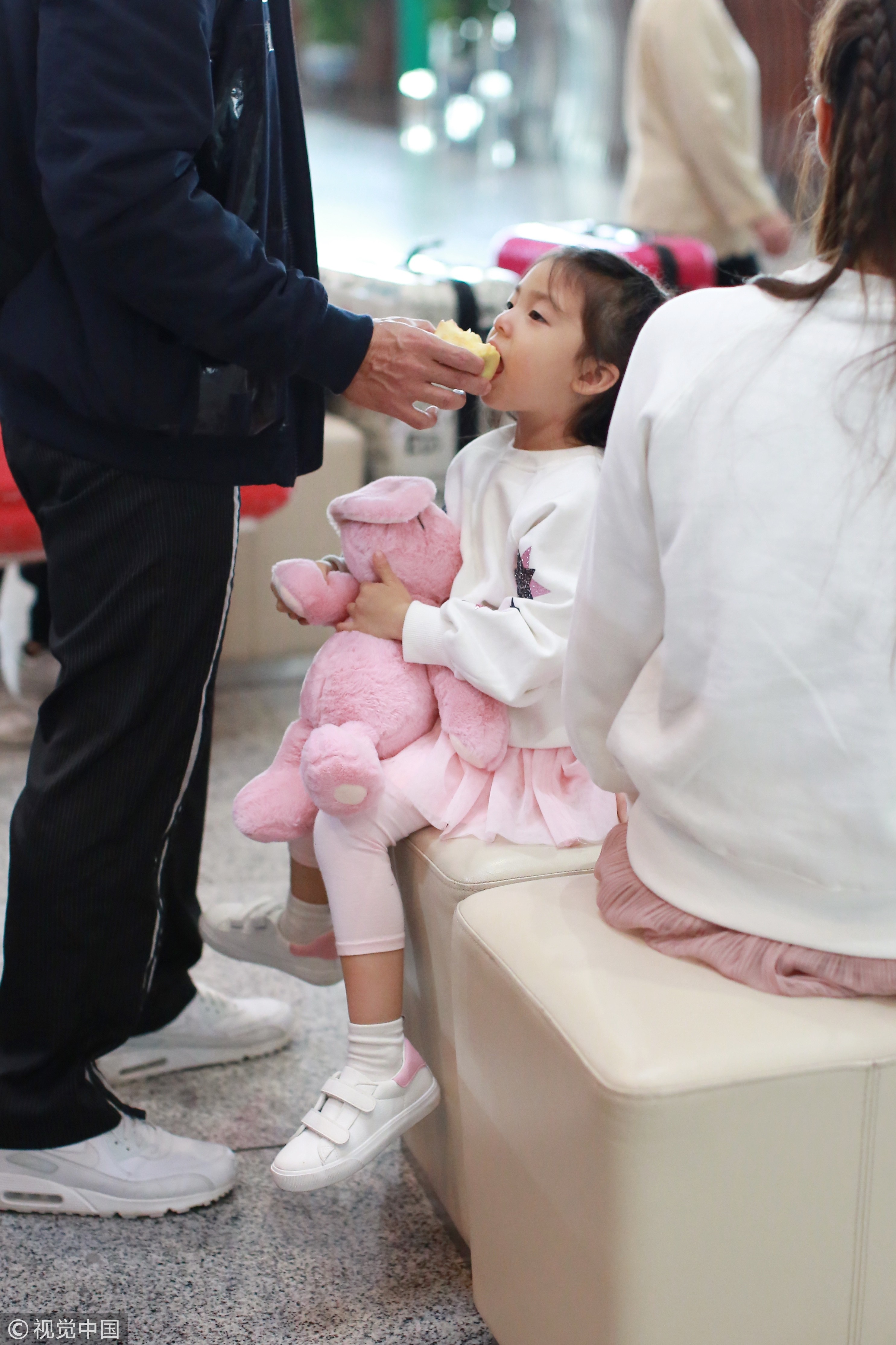 小泡芙穿粉色裙裝「新造型」現身機場，對鏡頭「公主式微笑」把網友都萌到變愛心眼了！