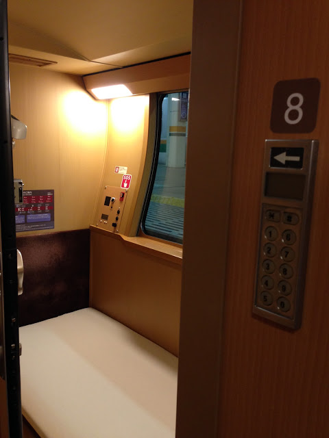 【日本】躺著在日本旅行！末代「寢台列車」外表超復古　內在看見豪華旅館裝潢