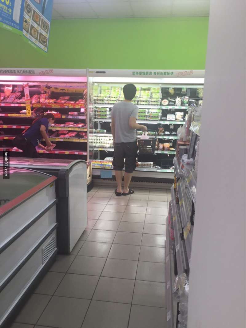 他在颱風天逛超市發現有位硬漢「買的東西不太一樣」，仔細一看後就憋笑憋到差點內傷啊！