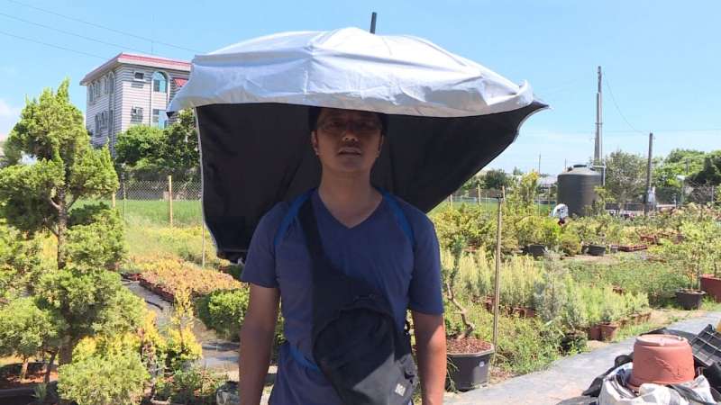 老公發明「防曬揹傘」不怕艷陽照射　溫度速降「3到10度」造福農民