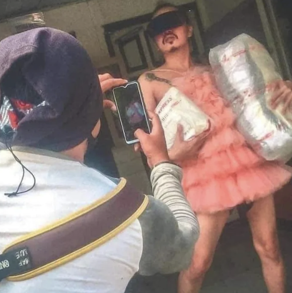 菲律賓實施拍照領貨！　「取包裹當時裝秀」超鬧姿勢笑翻網友：還有大字報的