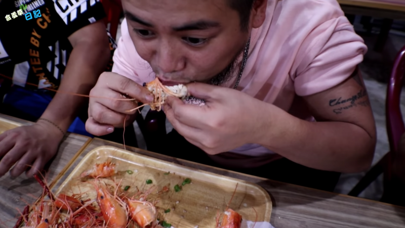 連嗑「101隻蝦頭」吃到腦都脹　網揭真相：你吃的是玩命蝦頭