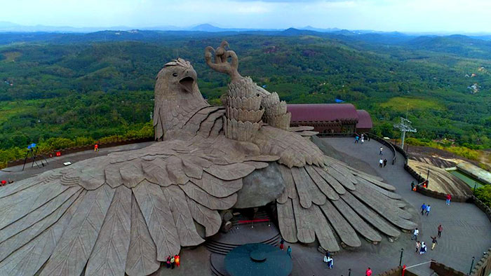 用10年完成！「朝天巨鷹」引各國遊客朝聖　61公尺成世界最大鳥類雕塑　