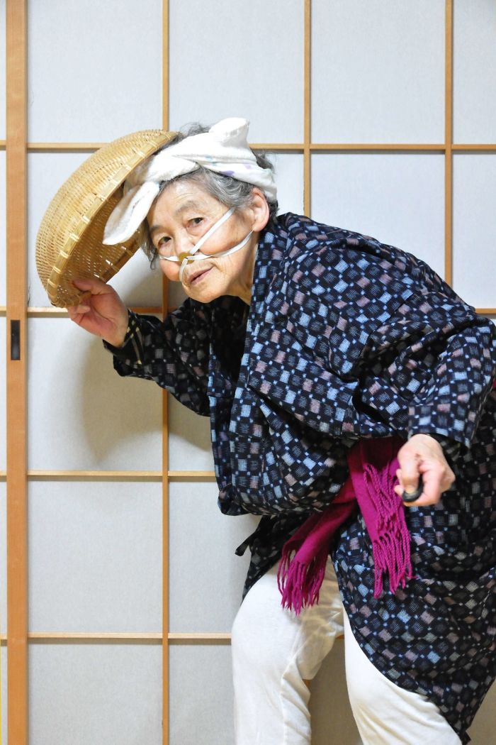 89歲日本老奶奶自從報名上了攝影課之後，攝影魂瞬間被燃燒起來「每天都有超狂的惡搞點子」！