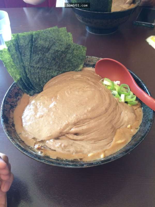 我本來不相信這就是「全日本最濃的拉麵」，但看到「超驚悚湯頭照」後我就再也不敢懷疑了…