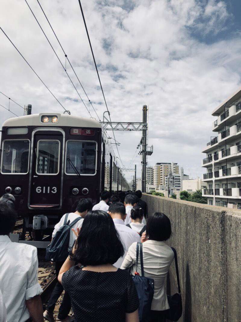 大阪6.1級地震「車長拆座椅當逃生梯」　網讚：電車裡原來有這樣的安全設計