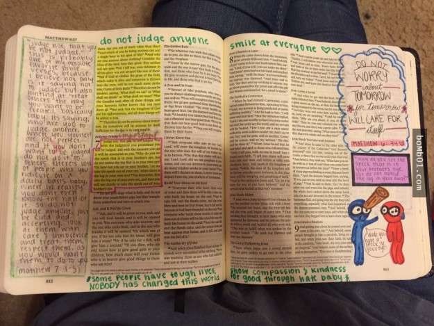 這位16歲女生在聖誕節把男友曾送給她的聖經「回送給他」，困惑的男友一打開聖經就當場呆住了…