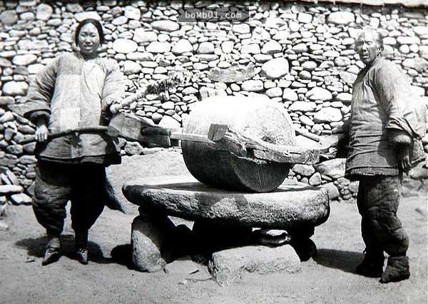 72張「年輕一輩都不知道」的中國上一世紀生活照，裹小腳的女人真的太難以想像了！