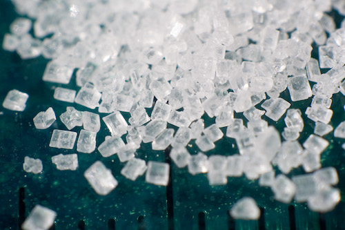 如何把混在碗裡的「一斤糖和一斤鹽」分離出來？網友提供各種「神解法」讓人知識量瞬間暴增啊！