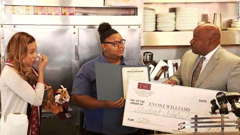 女店員幫老人切火腿　意外獲得47萬「善良獎學金」