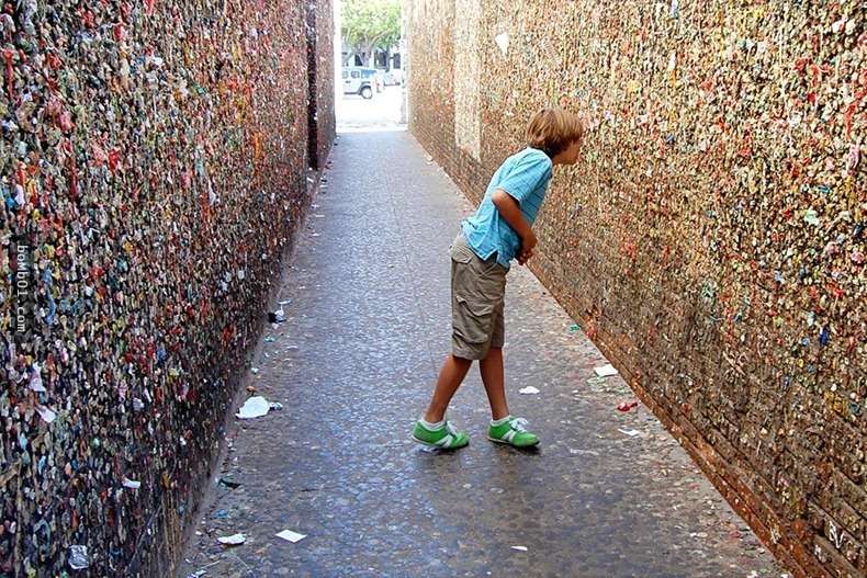世界最噁心的景點「口香糖牆」20多年後終被清除，但是大家都反而因此更激起鬥志！