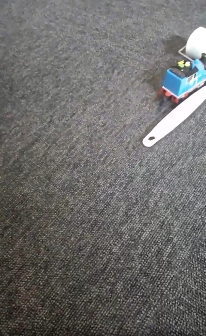 沒錢買？3歲女兒幫發明「掃地機器人」　媽媽愣：我的女兒是天才啊