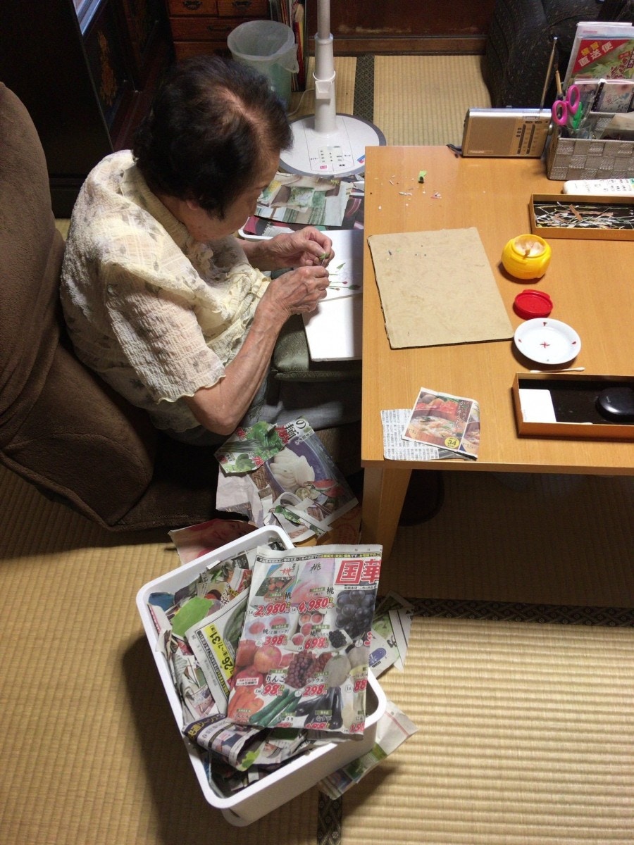 失去老伴的寂寞「轉換成藝術能量」　90歲嬤「剪貼報紙畫」淡淡治癒了大家的生活