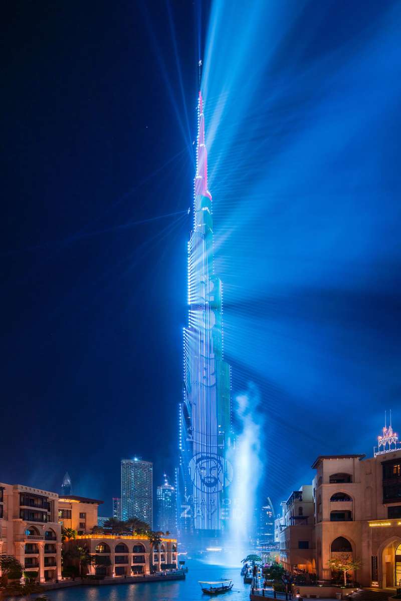 「像發瘋一樣猛拍！」　杜拜哈里發塔舉行雷射秀　攝影師拍下全角度「美到很震撼」