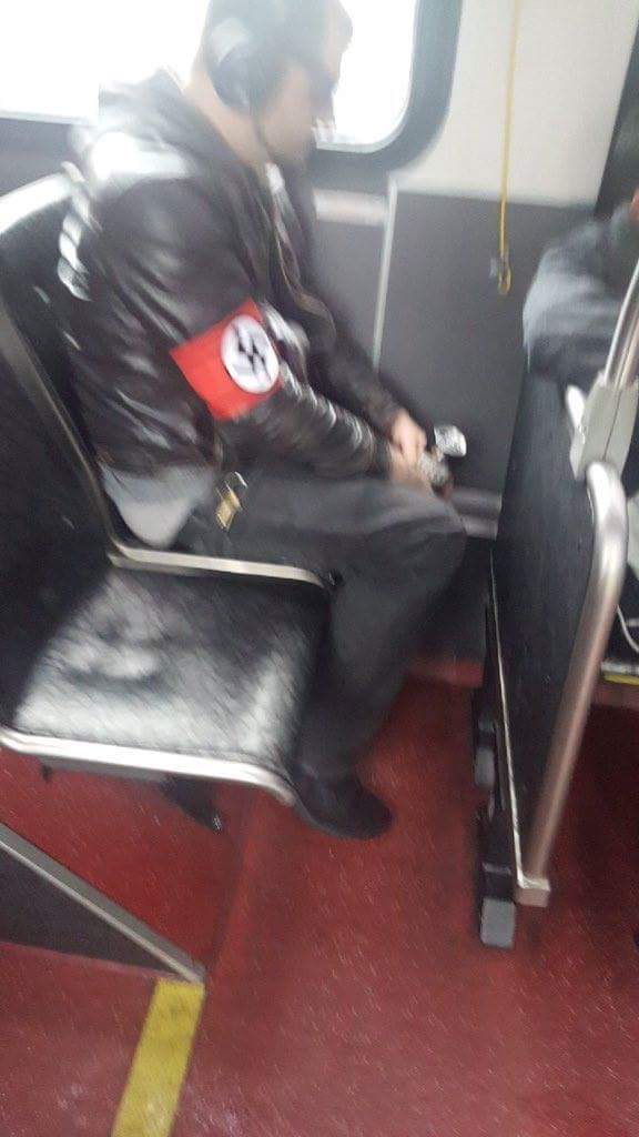納粹份子在公車上羞辱黑人「慘遭一拳痛毆」，反法西斯份子公開嗆「這種人就是要用暴力制裁」！