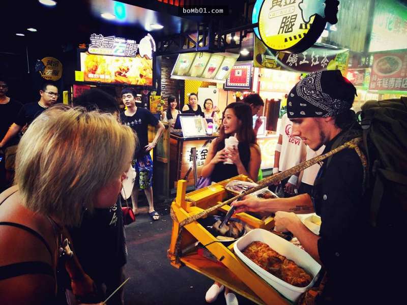 這位「德國天菜大廚」追隨女友環遊世界到台灣，他的「極神料理」一在逢甲夜市出現就引起暴動啊！