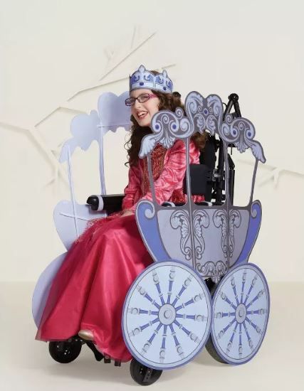 「妳坐的不是輪椅，是南瓜馬車」　萬聖節爸幫女兒變身：當真正的公主