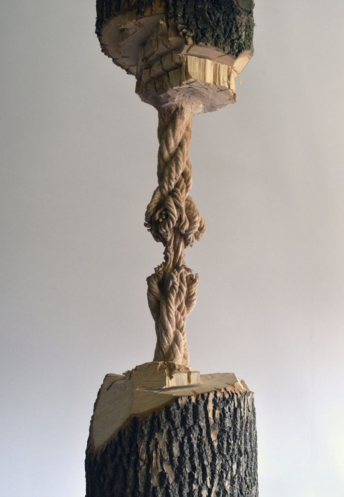 神人藝術家完成的木頭雕刻「就像只靠繩子在連結」，接著看下去大家都被他的超凡技術震撼住！