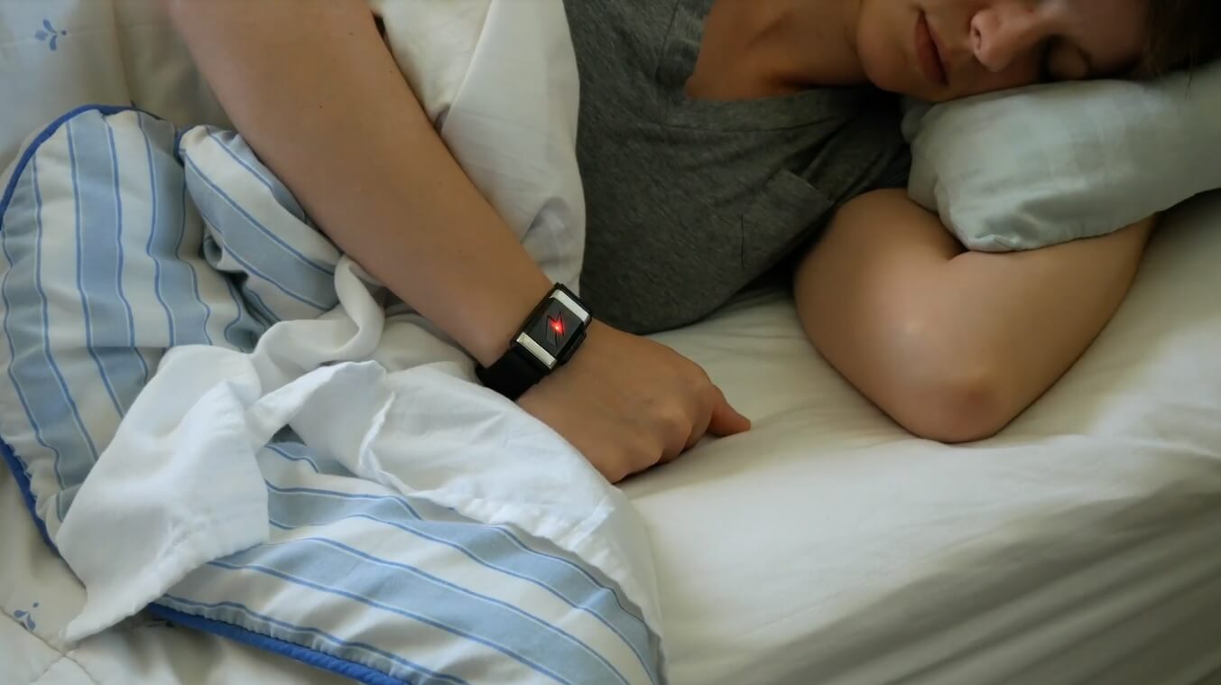 敢賴床就電你！「智慧型手環」幫改掉壞習慣　24小時監護著一舉一動