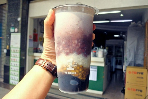 台南「這杯飲品」一杯就可以讓你飽到吃不下飯，不手軟一直放的配料真的有夠狂啊！