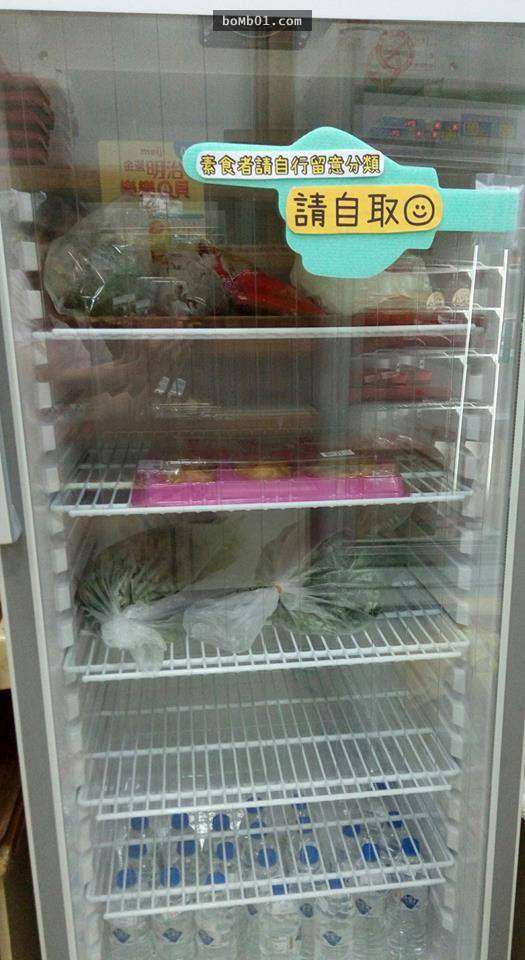 彰化鹿港的「溫暖冰箱」一推出就被愛心人士塞爆，清寒學生在外猶豫許久後終於勇敢走進來拿食物了！