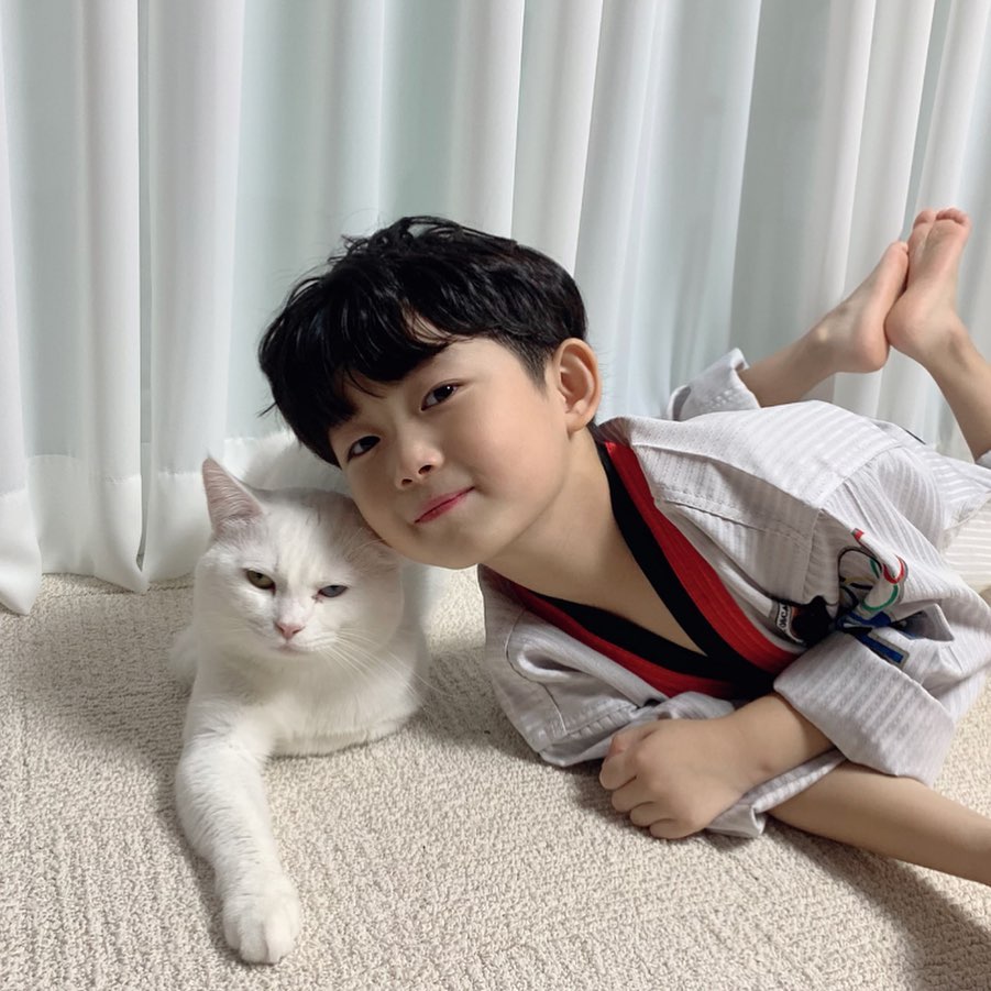 這是天使吧♡ 韓國正太「顏值超標」萌暈姐粉 媽媽也超正「驚艷同框照」:基因太強大!
